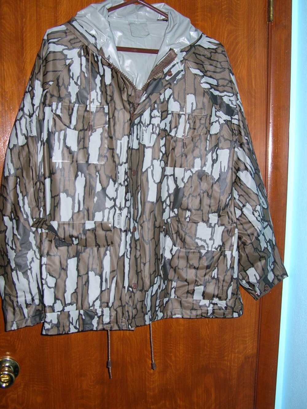 Unisex Treebark Camouflage Hooded Rain Coat Small 25" pit-pit Really Nice 65
